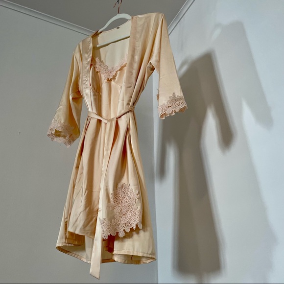 Gorgeous Two Piece Nightie Robe Set | EUC Size Large - Picture 2 of 14